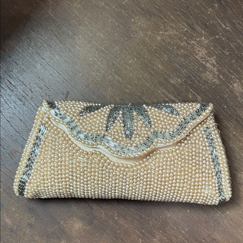 Vintage beaded hand clutch. This bag is adorable! Perfect little purse